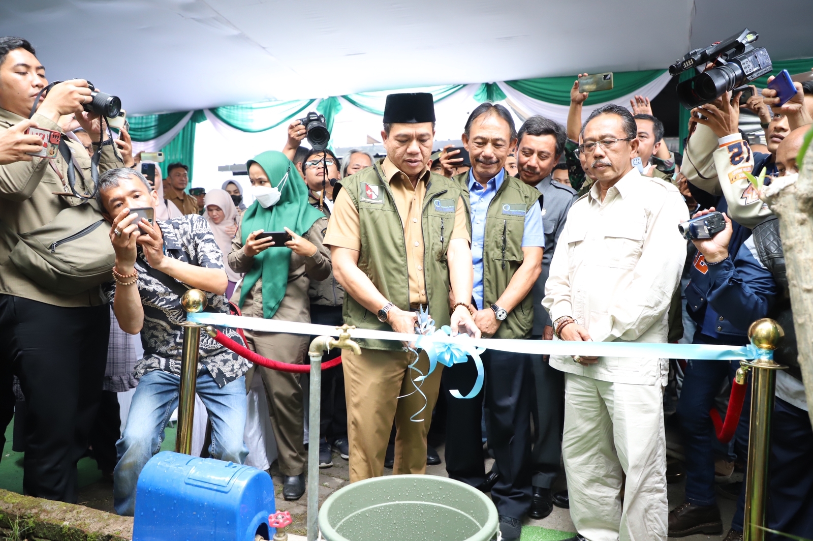 PERESMIAN WILAYAH PELAYANAN BARU PERUMDA AIR MINUM TIRTA RAHARJA DI KECAMATAN MARGAASIH DAN MARGAHAYU OLEH BUPATI BANDUNG