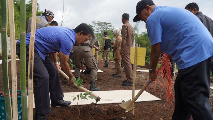 Penanaman Pohon Penghijauan pada Lahan Konservasi Instalasi Pengolahan Air (IPA) Sadu